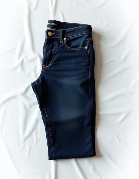 Gefaltete dunkle Jeans